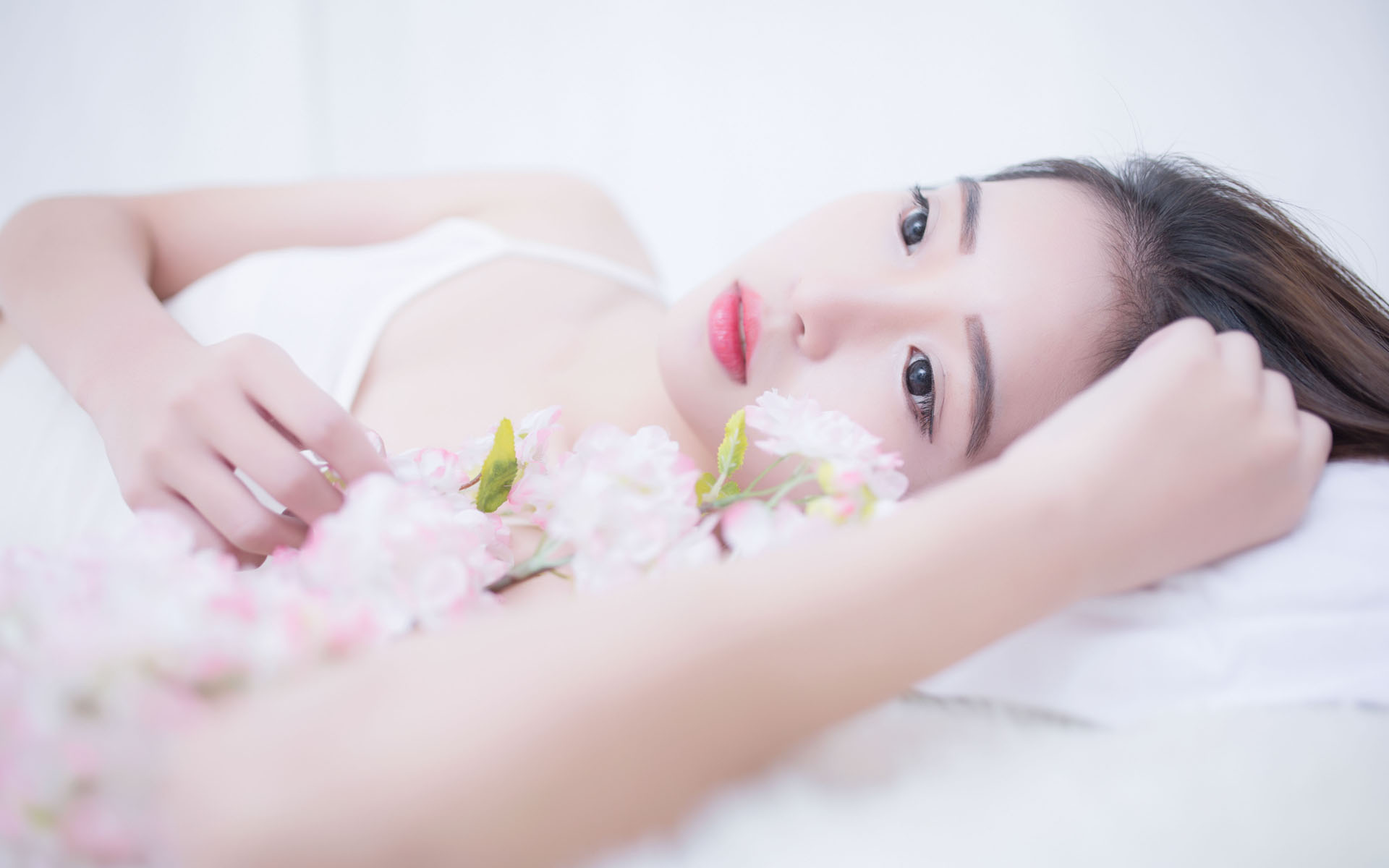 “锋刃-2025”国际狙击手射击竞赛进行“搭乘舟艇水上狙击”课目竞赛